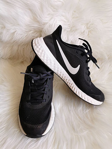 Nike Женские кроссовки Revolution 5 BQ5671-003 Черные кроссовки