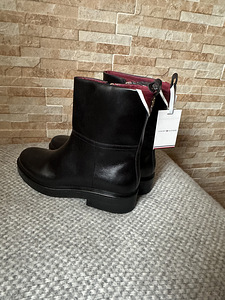 Uued täisnahast Tommy Hilfiger saapad. Suurus 41 (4 foto / 5)