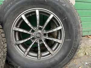 265/70R16 Bridgestone Blizzak Spike-01 - OLD DOT 112T Naast (4 foto / 4)