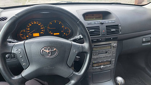 Toyota Avensis D-4D (8 foto / 12)