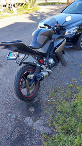 YAMAHA YZF-R125 2012 (2 foto / 9)