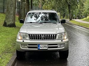Toyota Land Cruiser (7 foto / 12)