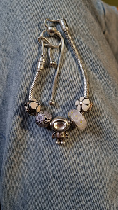 Pandora bracelet with charms (1 foto / 3)