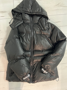 Moncler (3 foto / 3)