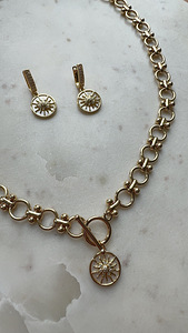 Kullatud 18k komplekt pärlmutriga. Keti pikkus 53cm (3 foto / 5)