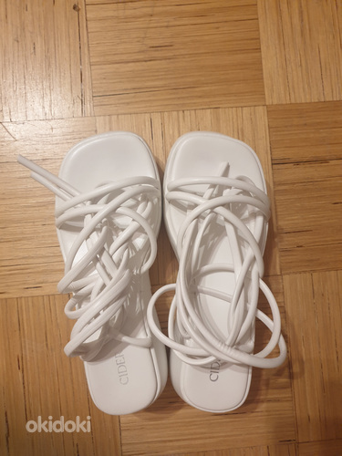 Белые сандалии (фото #2)
