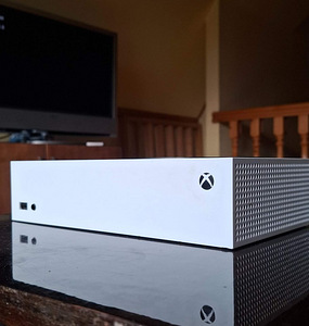 Xbox Series S + 2 контроллера + аккаунт (2 фото из 4)