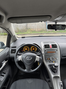 Toyota auris (10 foto / 12)