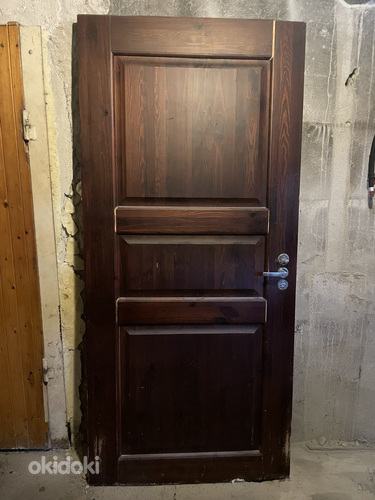 Деревянная дверь с рамой (фото #1)