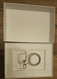 Apple iPad 8th Generation (10.2-inch, Wi-Fi + Cellular) (3 foto / 5)