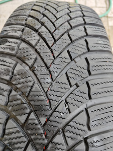WV Touaregi lamellrehvid originaalvelgedel 235x65x17 (4 foto / 5)
