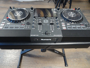 DJ-контроллер Numark Mixstream Pro (4 фото из 7)