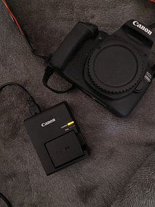 Canon EOS 2000D + 18-55mm IS II Kit (4 foto / 5)