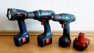 Bosch 2 akutrelli+lamp+4 akut (1 foto / 4)