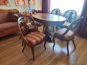 Biidermeier stiilis söögilaud ja kuus tooli