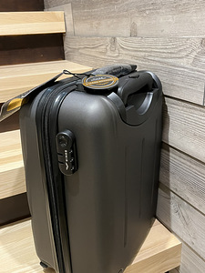 Новый чемодан 65 х 43 х 27 см (3 фото из 3)