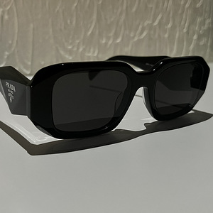 Солнцезащитные очки Prada (2 фото из 4)