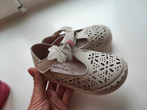 Продам обувь для девочки 2- 3 года , все в одни руки (2 фото из 5)
