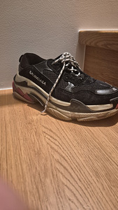 Balenciaga triple s (1 foto / 3)