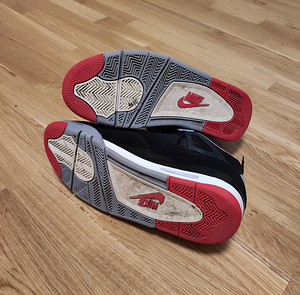 Jordan 4 bred (2 foto / 3)