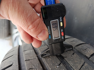Valatud velgede komplekt R18 Kia Sportage'ile suverehvidega (7 foto / 10)