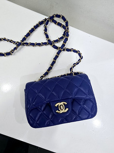 Tumesinine väike Chanel käekott (2 foto / 2)