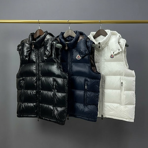 Moncler пуховый жилет (1 фото из 4)