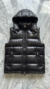 Moncler пуховый жилет (3 фото из 4)
