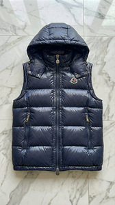 Moncler пуховый жилет (4 фото из 4)