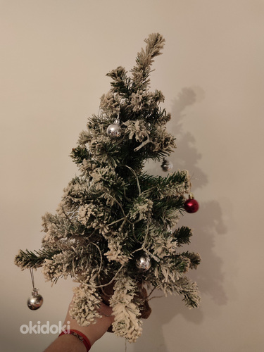 Väike kunstlumega lauajõulupuu (foto #1)