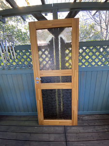 Продам межкомнатные двери из массива дерева (сосна) с коробкой.