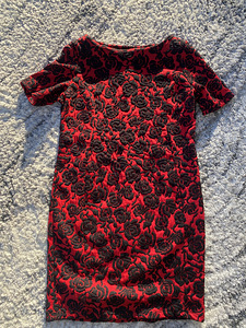 Красно-черное платье с цветочным узором