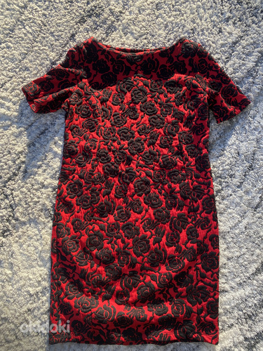 Красно-черное платье с цветочным узором (фото #1)