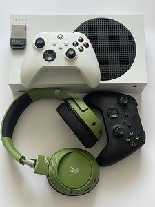 Xbox Series S, WD Expandion Card, 2 pulti ja Razeri klapid (1 foto / 1)