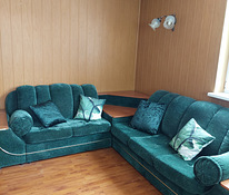 Угловой диван-кровать и столик