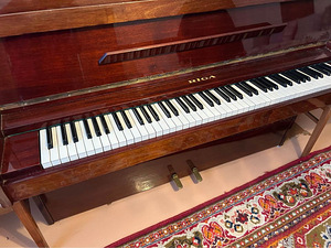 Ilus töökorras austatud klassikaline klaver Riga (3 foto / 4)