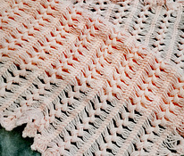 Вязаное одеяло розового цвета