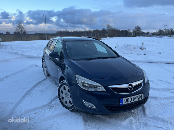 Opel Astra Sports Tourer 1.6 85 кВт, 2011 г. (фото #1)