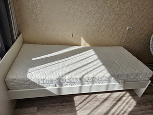 Кровать с матрасом (2 фото из 7)