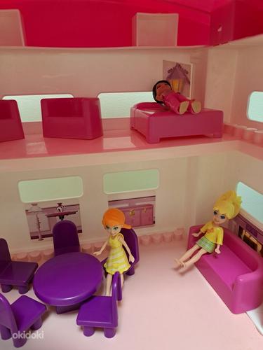 Домик с куклами Полли, машинкой и мебелью (фото #5)