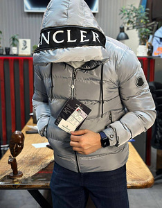 Moncler (7 foto / 7)