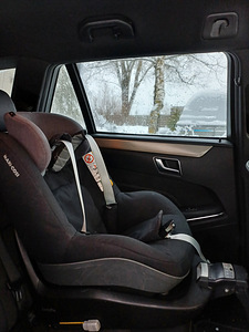 Maxi Cosi Pearl Pro i-Size turvatool ja 2 wayFix alus (2 foto / 5)