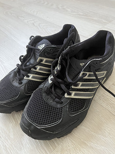 Adidas кроссовки (1 фото из 4)