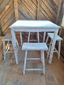 Kõrge söögilaud + 4 pukki (4 foto / 6)