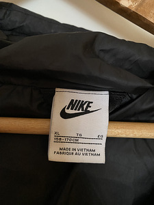 Женская куртка “Nike” (3 фото из 3)