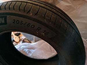 Новая резина R16 205/60 Michelin (4 фото из 4)