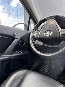 Toyota Avensis (8 foto / 12)