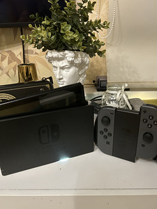 NINTENDO SWITCH СЕРЫЙ БЕСПЛАТНАЯ ДОСТАВКА + КОШЕЛЕК (2 фото из 5)