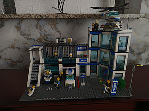 LEGO City 7498 Police Station (2011) оригинальный (1 фото из 10)