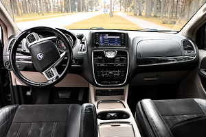 Lancia Voyager Platinum 2.8 131kW (8 foto / 8)
